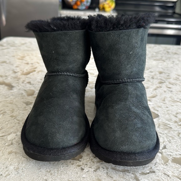 Black Bailey Uggs - Picture 1 of 3